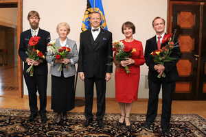 Vabariigi Presidendi hariduspreemia üleandmine 30. oktoobril 2013. a. Vasakult Jaan Kalda, Tiiu Peäske, Eesti Vabariigi President Toomas Hendrik Ilves, Epp Vodja ja Mart Noorma. (Foto: Arno Mikkor/Presidendi Kantselei).